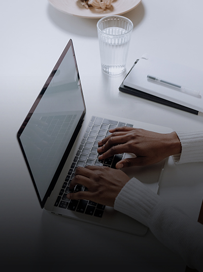 guest-posting-card-person-with-a-laptop
